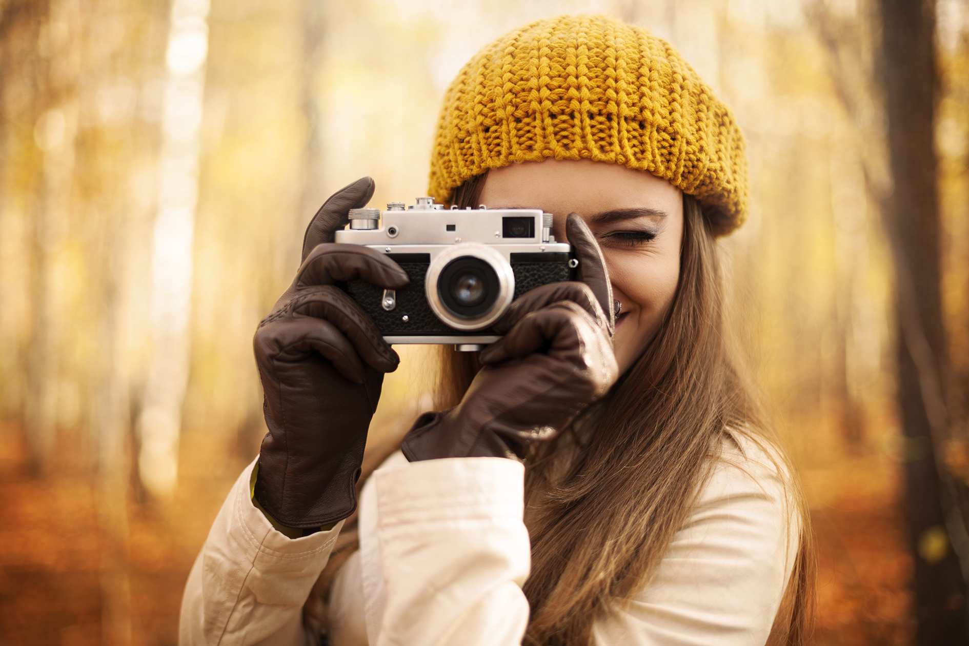 Woman with camera online photography course